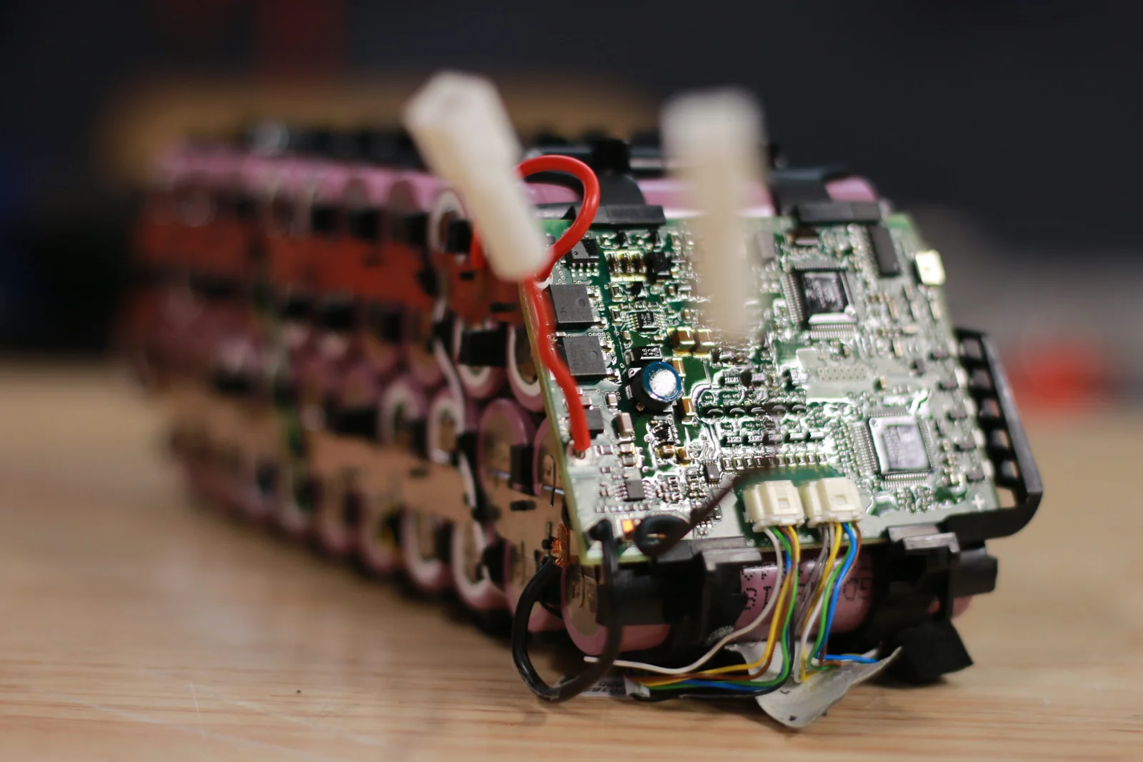 Batterie ouverte avec cellules et carte électronique