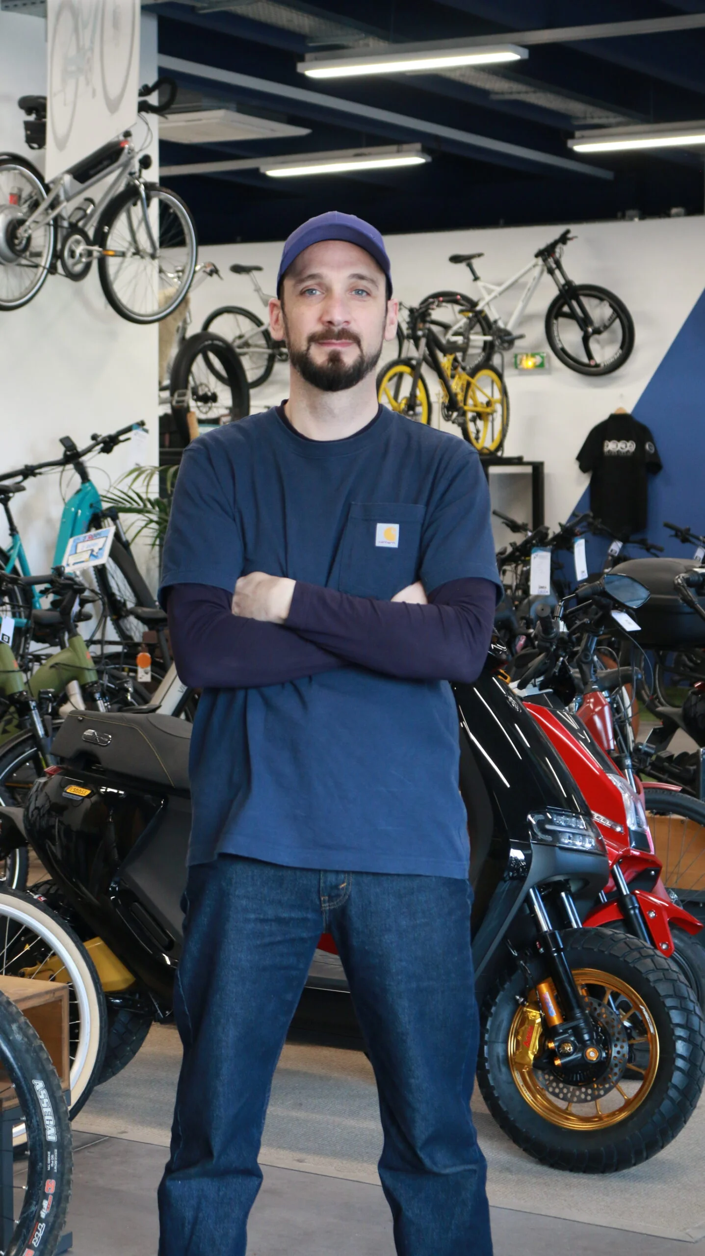 Clément Fleig dans son atelier de mobilité électrique
